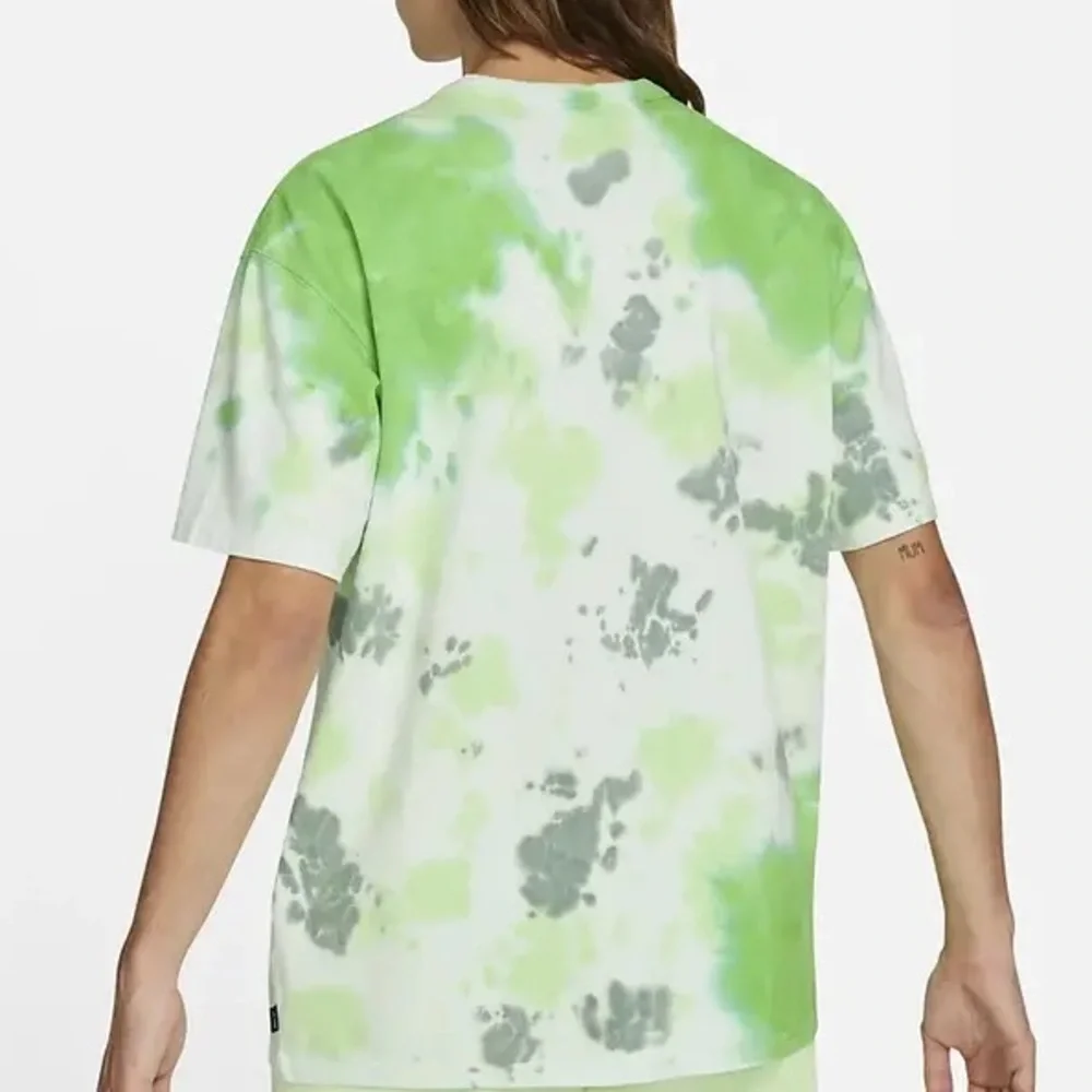 NIKE SPORTSWEAR PREMIUM ESSENTIALS OVERSIZED MEAN GREEN TIE DYE TEE SIZE: MEDIUM